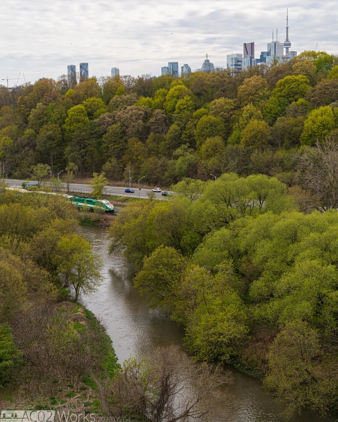 「A greener city」

#GO626 leads the Richmond Hill Line GO train into the Don Valley.

====================
Taken on 2023.05.04. #metrolinx #gotransit #gotrain #gotransitphoto #richmondhill #got626 #mp40ph3c #trains_worldwide #railwaysofcanada #train #