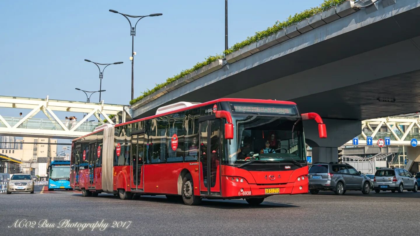「The red dragon」

Here's a Youngman JNP6180G (w/ Neoplan Centroliner styling, MAN D2866 LOH27 engine &amp; Voith D864.3E 4AT transmission) 18m diesel articulated bus operating on BRT Route B1 in Hangzhou, China. The year 2016 marks the 10th anniversa