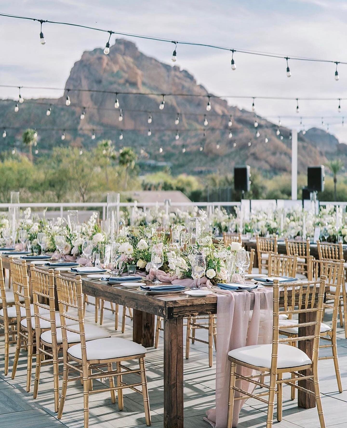 You know when a picture just leaves you speechless. Yup. This is that picture.
@shineeventsaz @lesliedphotography 
.
.
.
.
.

#varsityevents #arizonaweddings #azwedding #azweddings #phoenixwedding #weddingphotography #phoenixweddings #weddinginspirat