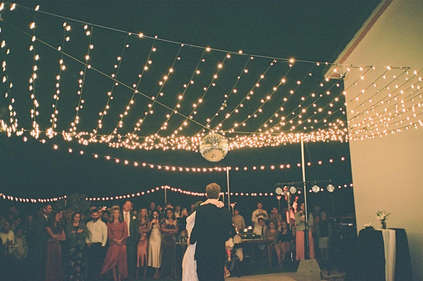 ✨ Twinkle Lights &amp; Disco Ball 🪩
The perfect combo for a perfect dancefloor!
📸 @capturedbyhaylie 
.
.
.
.
.

#varsityevents #arizonaweddings #azwedding #azweddings #phoenixwedding #weddingphotography #phoenixweddings #weddinginspiration #arizona