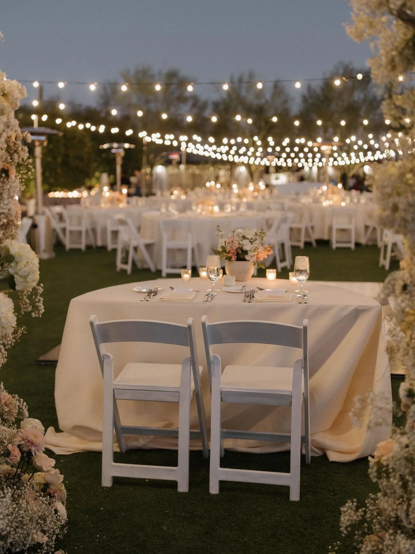Everything about this. The warm lights, the perfectly simple chairs and the soft flowers&hellip;STUNNING.

#weddingmoments #azwedding #arizonaweddingvendor #softwedding #weddingnight
