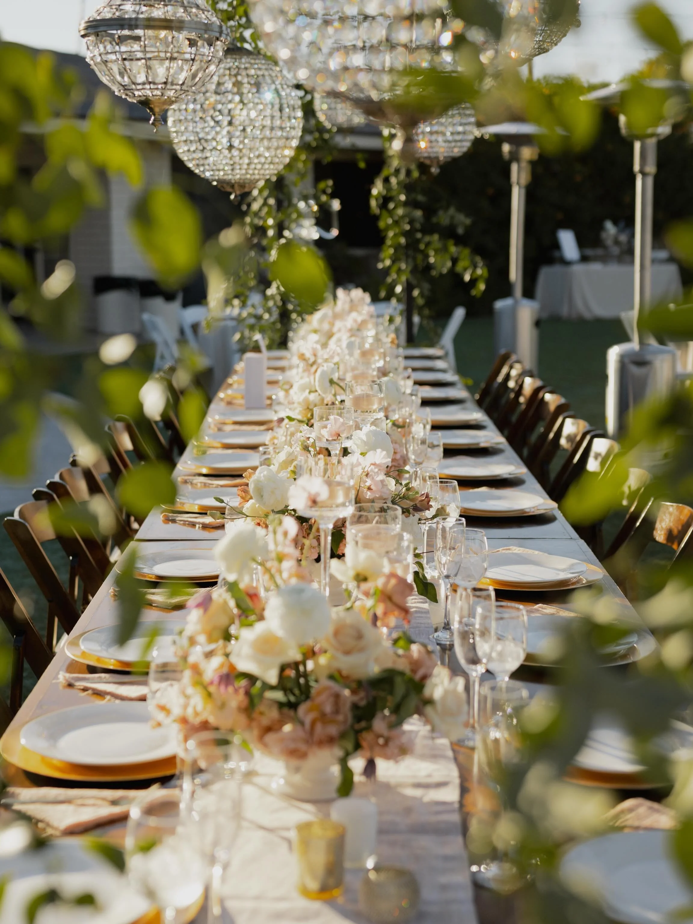 So honored to be the base for GORGEOUS tablescapes like this.✨ 

#eventrentals #chairrentalaz #weddingrentals #azwedding #arizonaevents