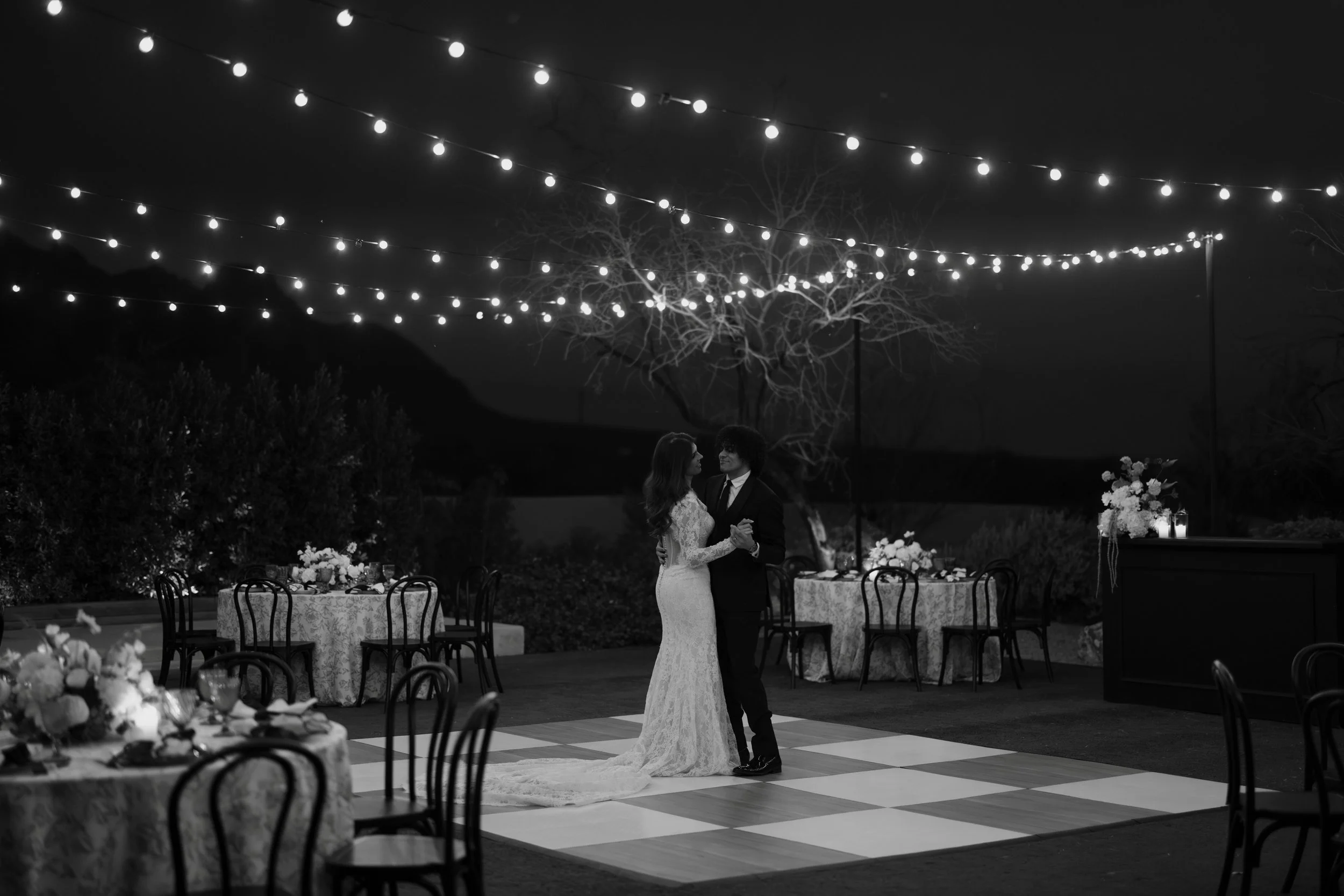 It&rsquo;s crazy what a little lighting can do&hellip;trust us it&rsquo;s so worth it!

#weddinglighting #eventlighting #weddinginspo #azwedding