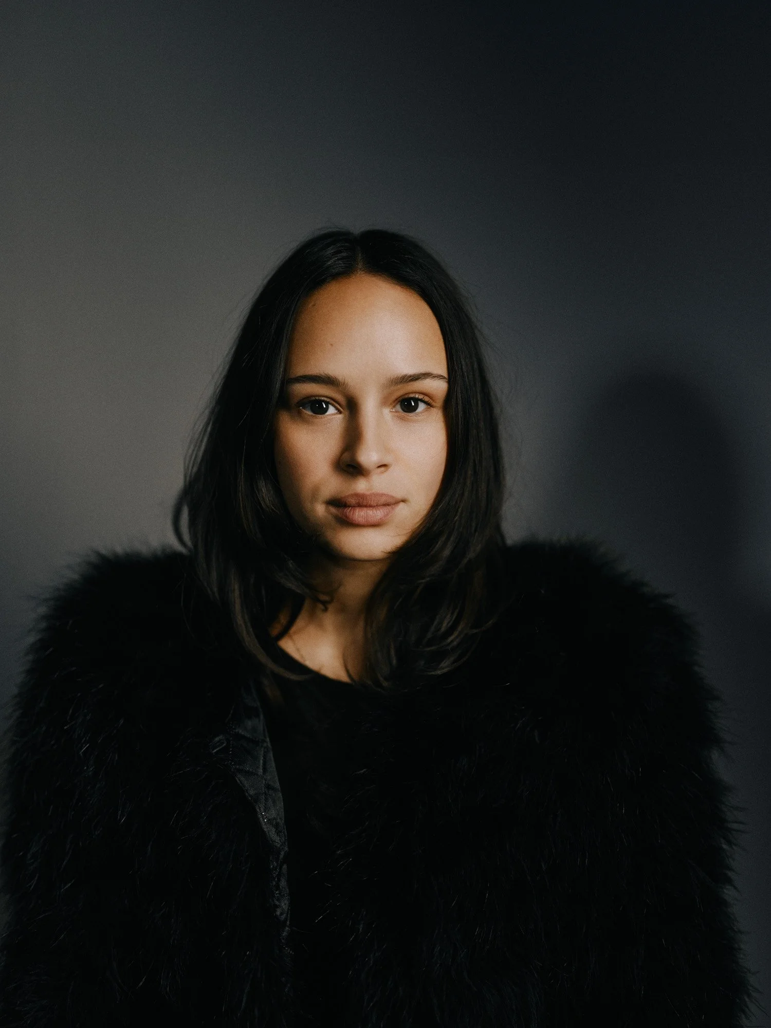 maxmotel_sw_berlinale-2026_feb13_zoe-fuermann_03_on-grey_black-fur-coat_0267.jpg