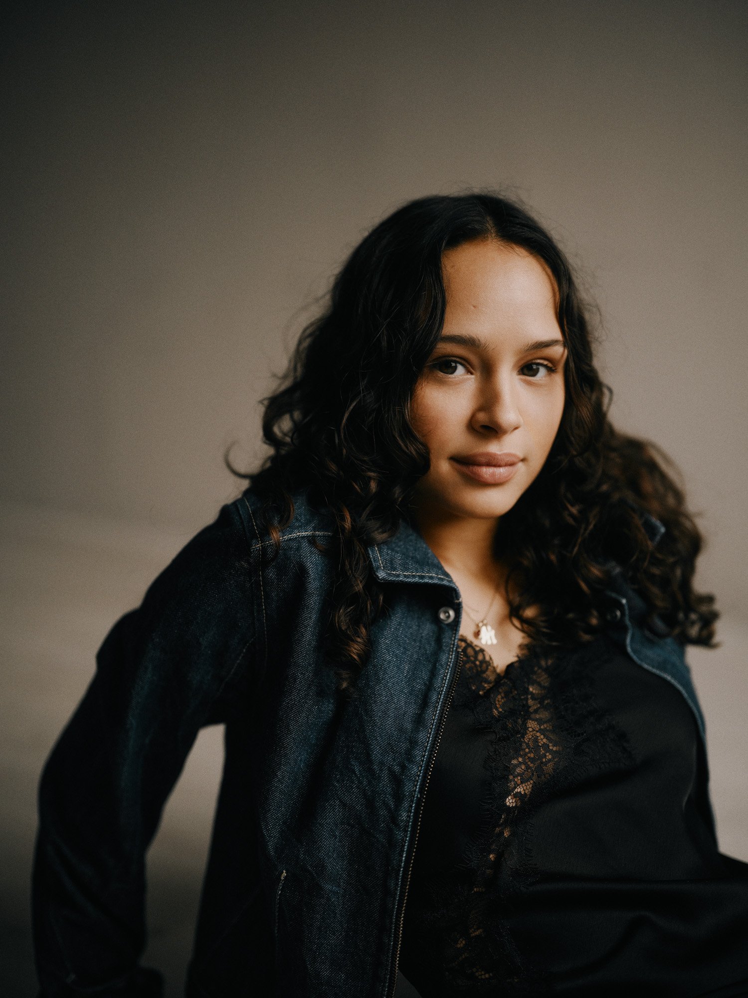 maxmotel_sw_berlinale-2026_feb13_zoe-fuermann_07-on-grey_denim-jacket_0931.jpg