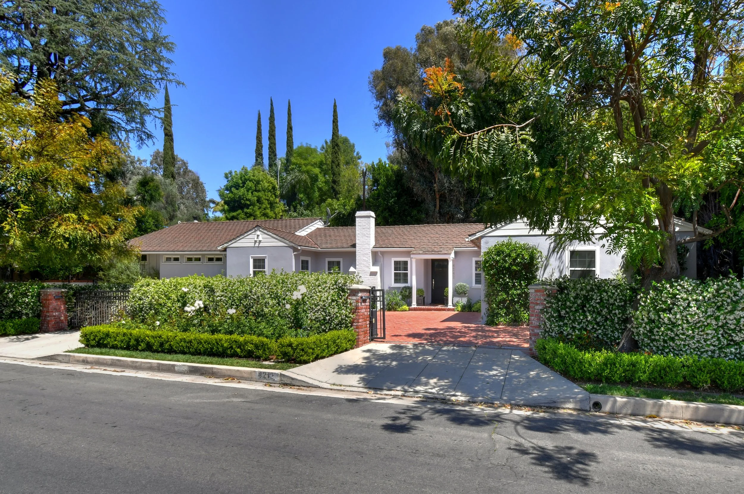 4242 Saugus Ave
