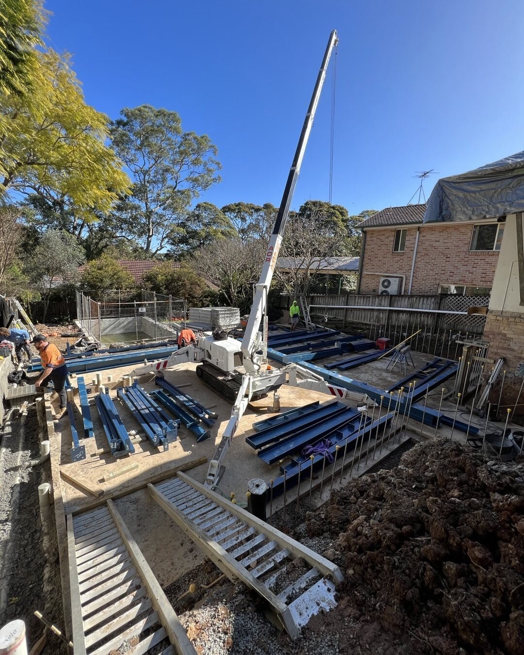 CHATSWOOD 
Very exciting to see the structural steel get installed this week. Milestone in the project.
Thanks @foreshoreengineering @thompson_rigging @sharpe_build
.
.
.
.
.
#sharpebuild #engineering #structralsteel
#customprojects #sitemanagers #pr