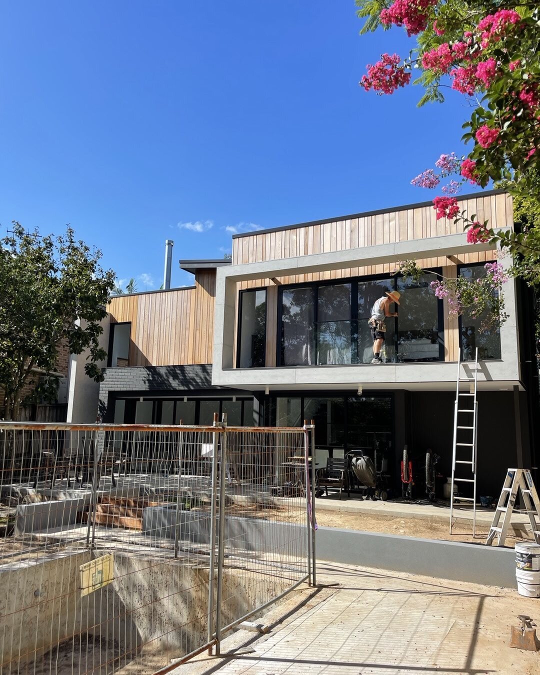 CHATSWOOD 
Finishing touches now. 🖌
Thanks to these amazing owners for putting our faith in us. Thanks also to @kenslamet.designer it&rsquo;s stunning modern architecture!! 🔥🔥🔥@sharpe_build
.
.
#sharpebuild #rubixcollective #kenslametdesigner #bu