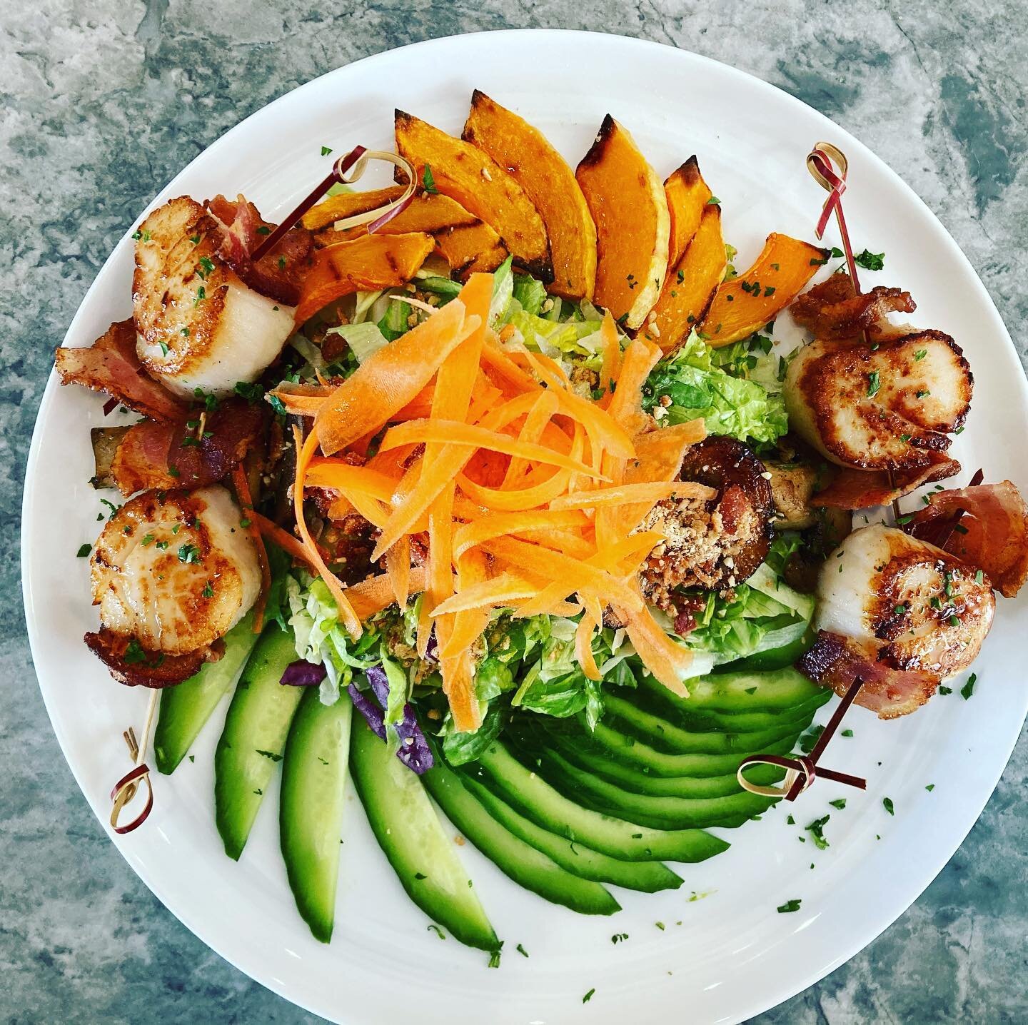 Hi 👋everyone,
#Butternut squash, cucumber, shaved salad 🥗 with
Tasty bacon Seared Scallops 🤤
And a champagne 🥂 vinaigrette 🙌🏻

I declare this national Salad Day 😋😝☀️