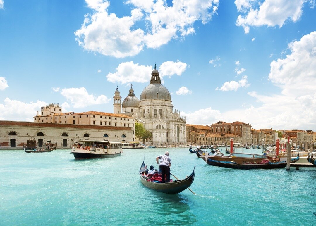 🚢 EINE STADT ATMET AUF: Italien verbietet Kreuzfahrtschiffe in der Lagune von Venedig🚢 ⁣⠀⠀⠀⠀⠀⠀⠀⠀⠀
✨Nach jahrelangem Ringen hat die italienische Regierung beschlossen, dass Kreuzfahrtschiffe und gro&szlig;e Frachter nicht mehr im Herzen der Lagunens