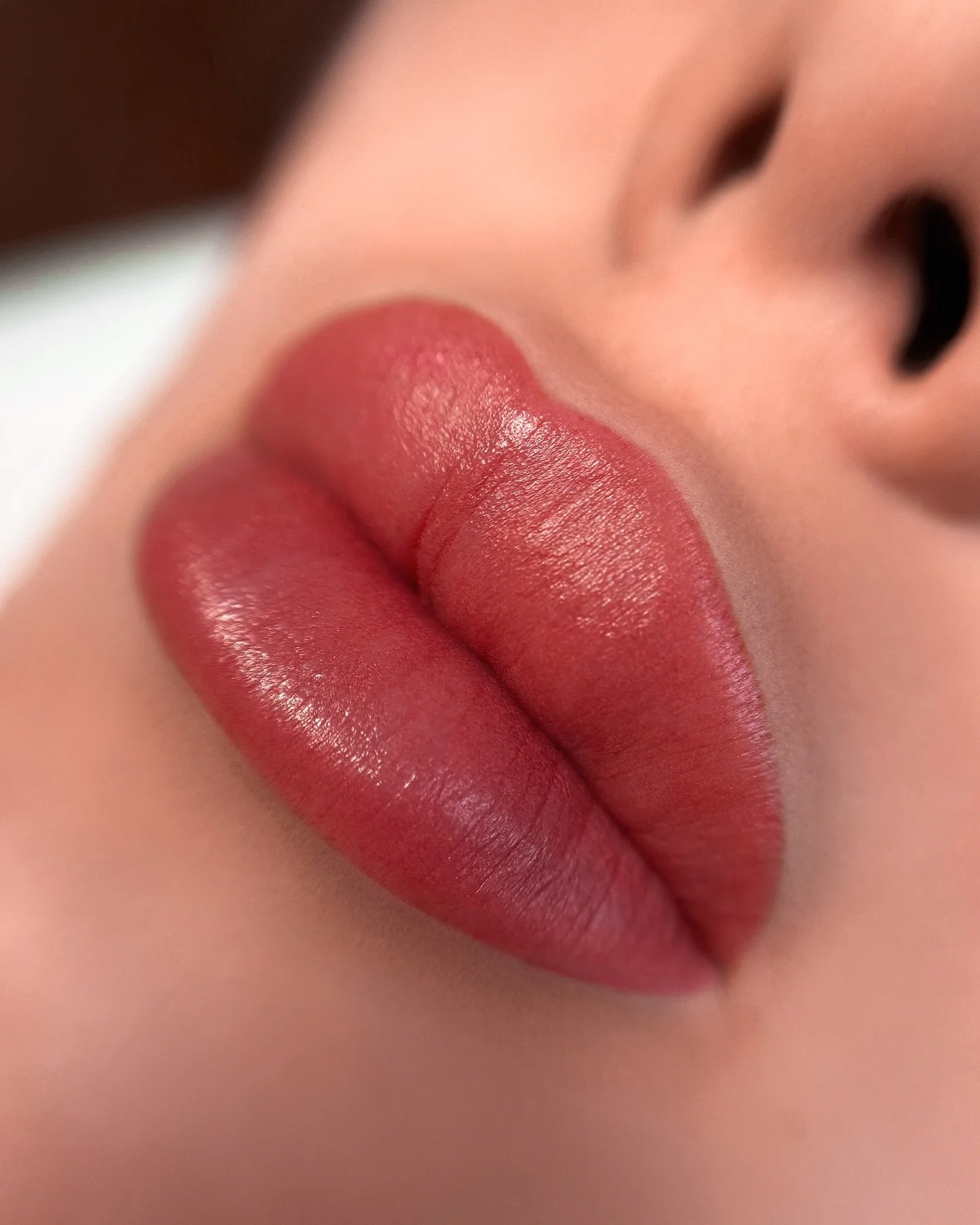 Deine Lippen wirken blass und du möchtest deine natürliche Lippenfarbe verstärken oder auch Asymmetrien ausgleichen lassen? Dann ist eine Lippenpigmentierung die Lösung für dich! 💗
Bei dieser Methode werden die Lippen mit e