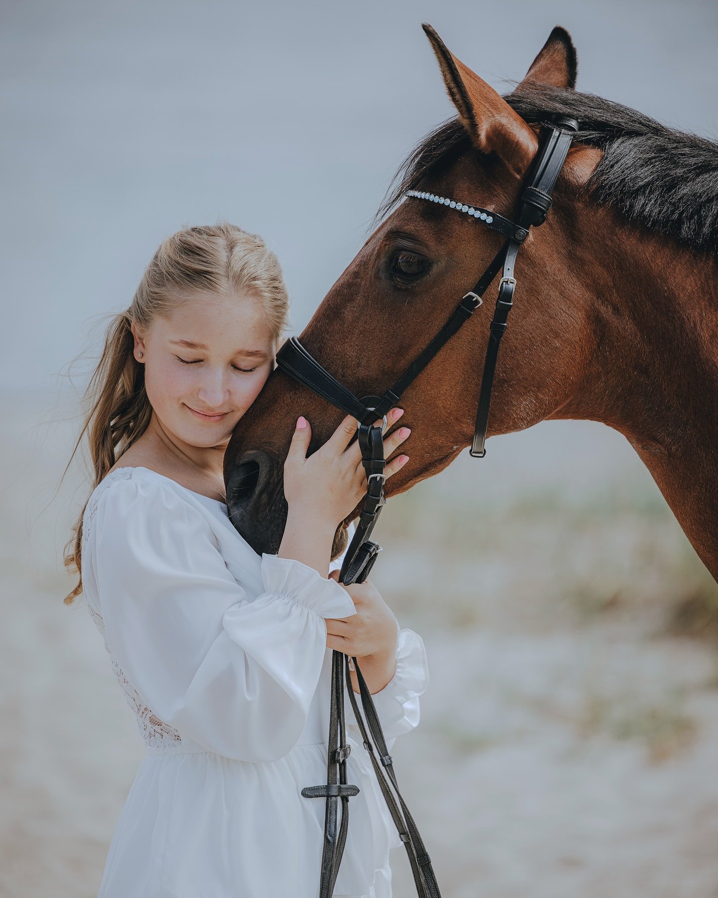 Isabella tog et smut p&aring; Amager strand med hendes hest Lola, for at f&aring; taget konfirmationsbilleder. En tur i kirke og dern&aelig;st p&aring; strand er ellers ikke just en normal hestehverdag, men det r&oslash;rte ikke Lola som var p&aelig;