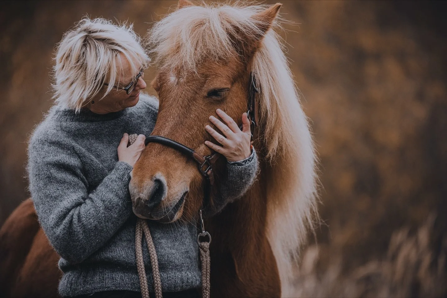 Marianne &amp; hendes smukke Venus🧡 En af de mange sk&oslash;nne shoots jeg har haft i kalenderen den seneste m&aring;ned - jeg bliver aldrig tr&aelig;t af at forevige ubetinget k&aelig;rlighed mellem et menneske og deres dyr, tak for det🙏🏼

#phot