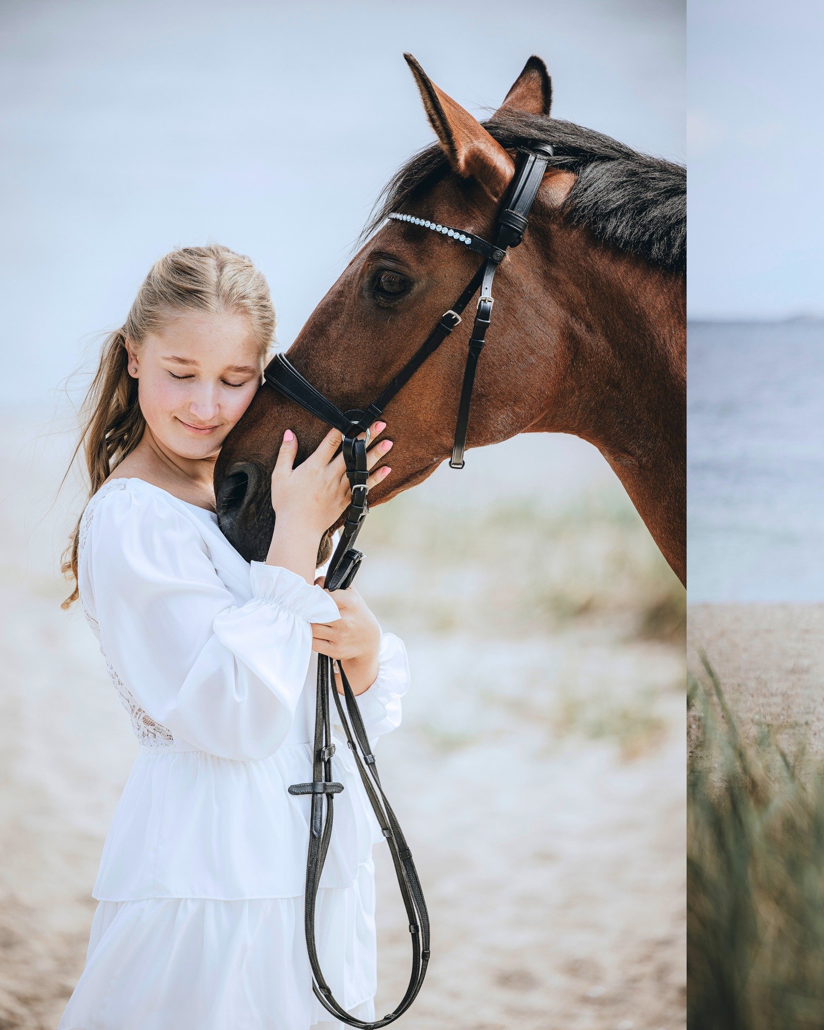 En af sidste &aring;rs konfirmander var Isabella, som tog hendes smukke Lola med et smut til Amager Strandpark for at f&aring; forviget den store dag✨ Man kunne godt se p&aring; forbipasserende at det ikke er hverdag der kommer heste der og specielt 