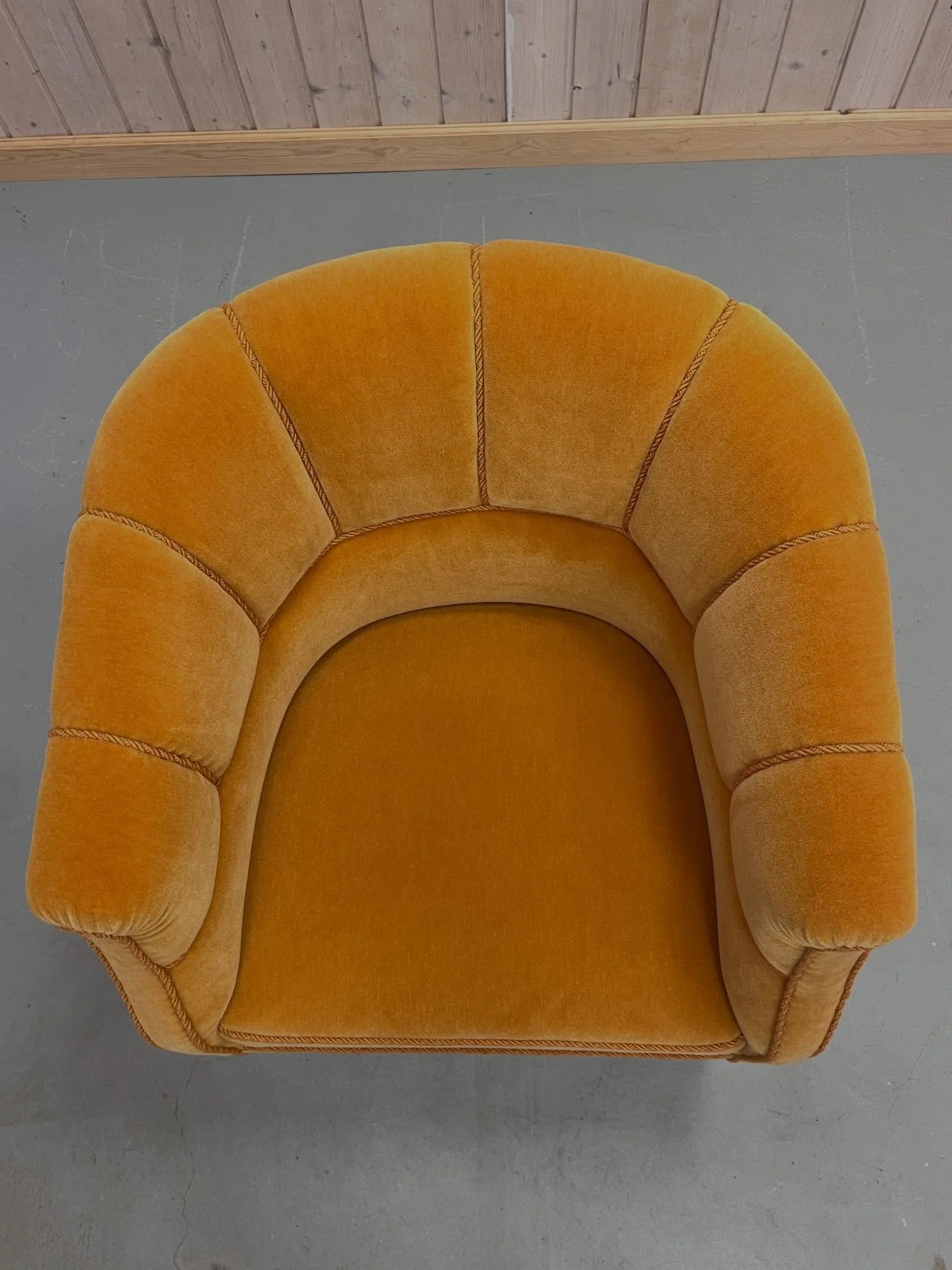 N&aring;r et arvestykke genopst&aring;r!⁣
⁣
Pyha, denne fuldpolstrede l&aelig;nestol tog sin tid. Den gamle polstring stod helt ur&oslash;rt og derfor i en ret forf&aelig;rdelig stand. ⁣
⁣
Al arbejdet p&aring; l&aelig;nestolen er traditionel - det vi