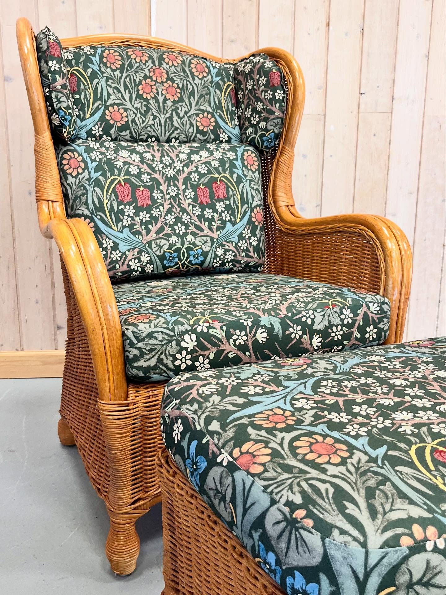 &AElig;gte romantik!

Et s&aelig;t kurvestole med skammel kom ind med tr&aelig;tte og slidte hynder.

Nu st&aring;r de og indbyder til ren hygge!

Jeg har lavet to nye skumhynder til s&aelig;derne og ellers lidt justeringer ifht. hvordan de gamle hyn