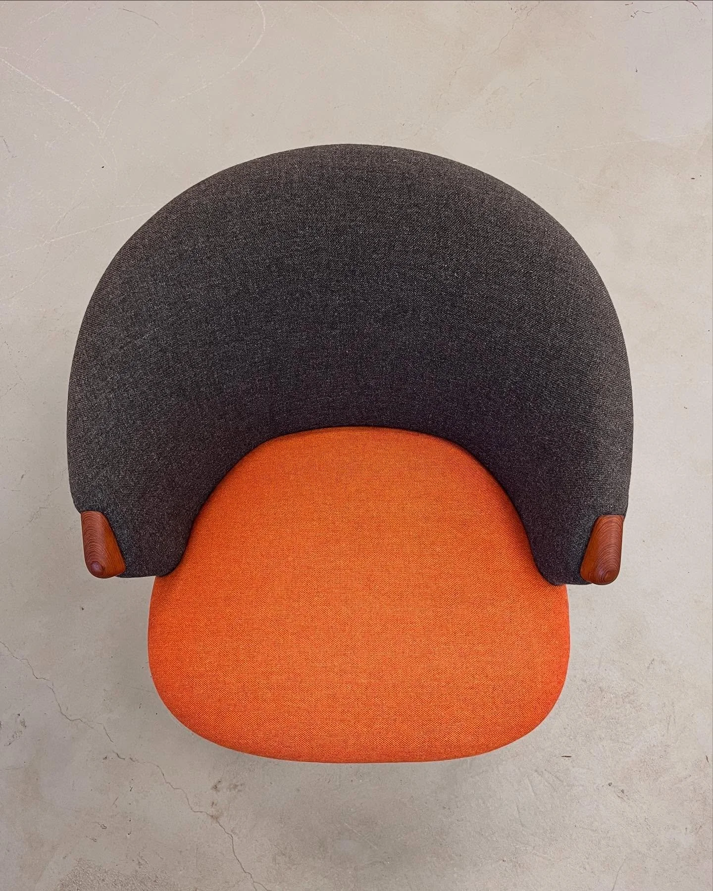 Grydestol fik nyt liv.

Den gamle stol fra 1950&rsquo;erne blev skilt ad og alt tr&aelig;v&aelig;rk slebet og behandlet. 

Herefter blev stolen genopbygget med nyt skum og tilsidst nyt stof.

Mine kunder &oslash;nskede en stol i to toner og det endte