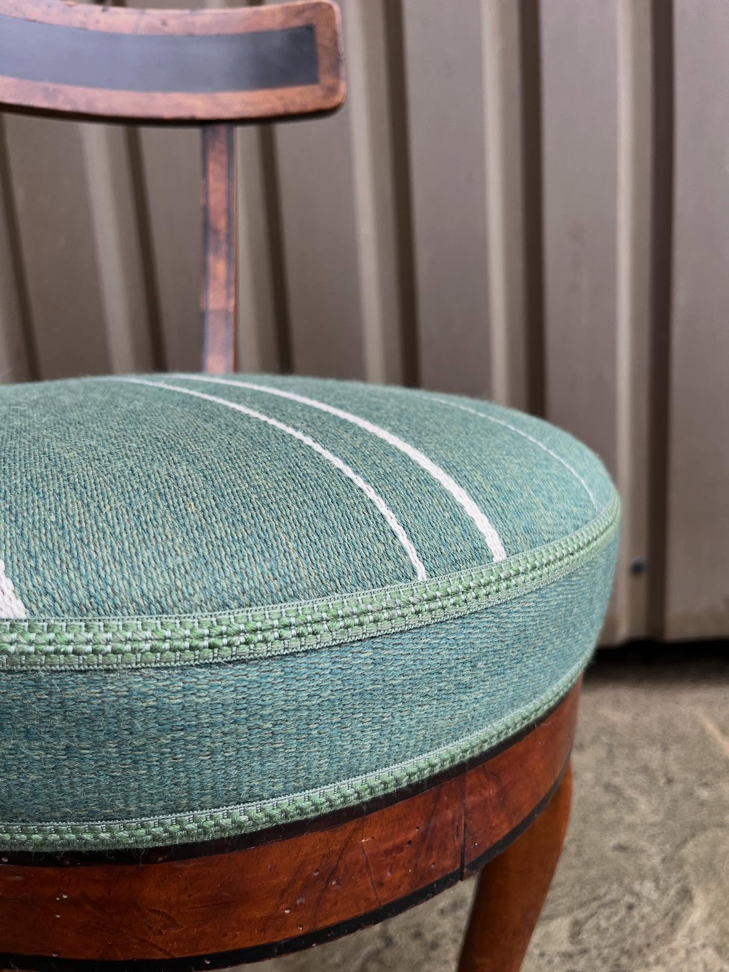 En klaverstol der spiller! 😉

Denne lille smuksak fik en omgang k&aelig;rlighed af mig.

En restaurering af den gamle(smukke) polstring og dern&aelig;st nyt stof fra @danishartweaving 👌

Prikken over i&rsquo;et er den fine agraman, som binder det h