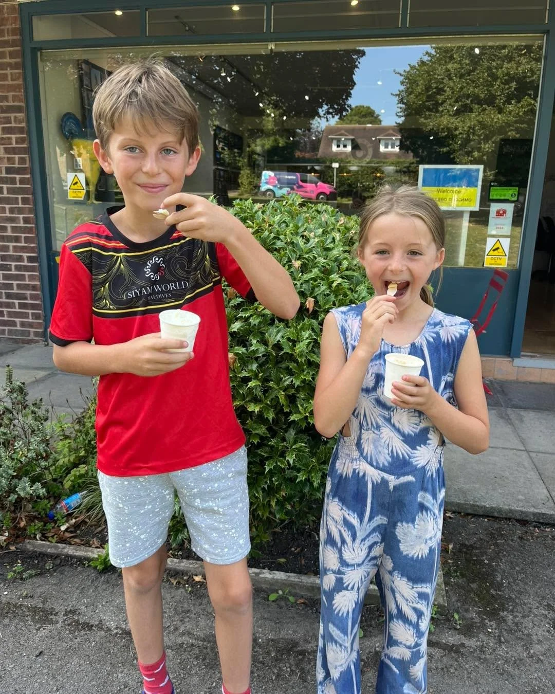 The sun&rsquo;s out so come to The Fernhurst Hub and cool down with a delicious Dylan&rsquo;s ice cream.  Archie and Molly are certainly enjoying there&rsquo;s!
🍦☀️ 

#icecreams #fernhurst #haslemere