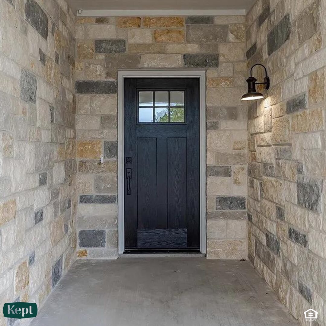 Look at this gorgeous stone exterior on one of our recently completed homes!

#newhome #keptclassichomes #kerrville #activeadultcommunity #construction