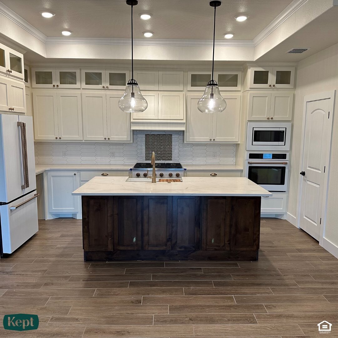 Tons of cabinet storage and prep space in this chef&rsquo;s kitchen! 

#keptclassichomes #kerrville #newhomes #construction #activeadultcommunity