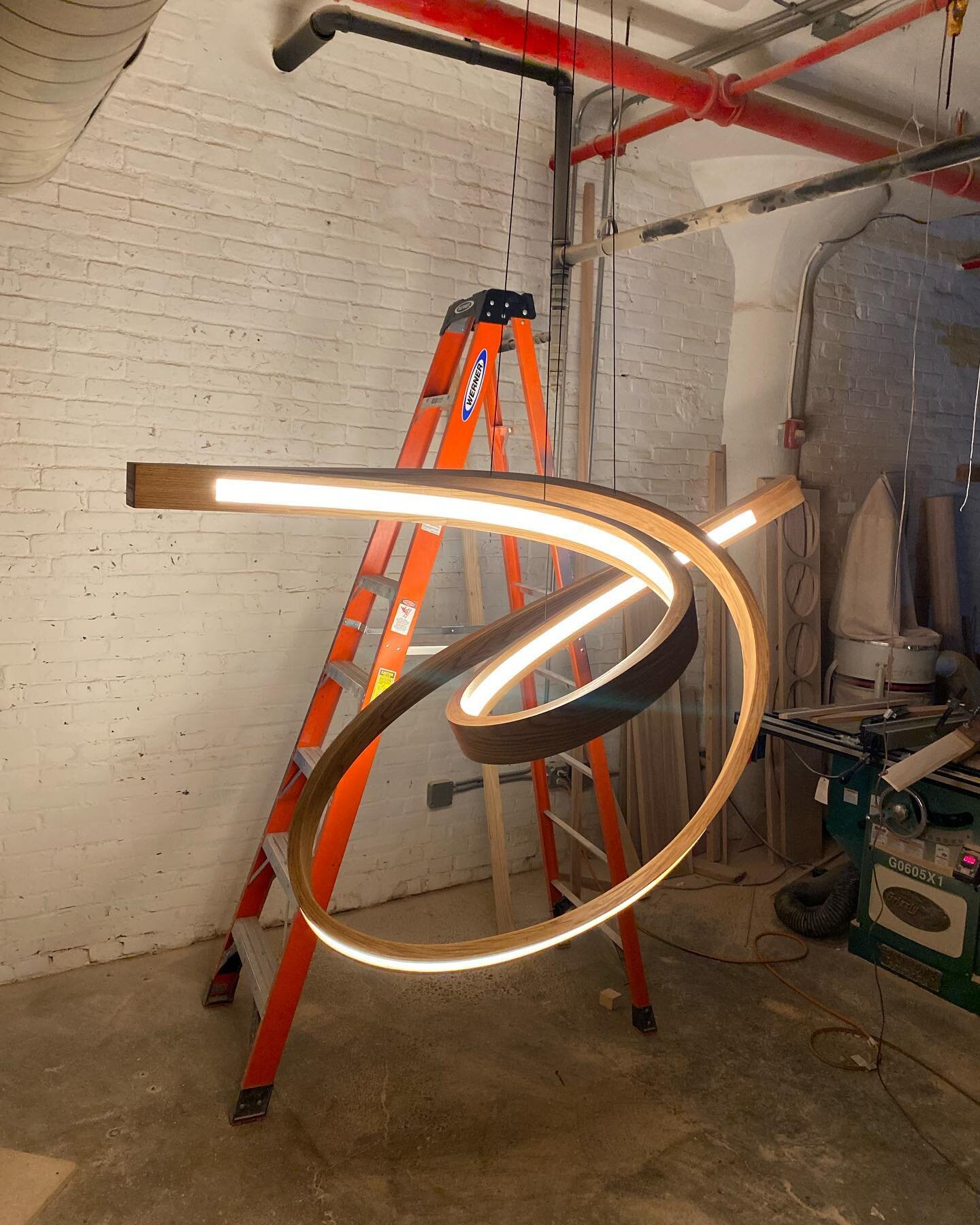 Sneak peek of a new handmade fixture by @ovuud  for one of our clients. Looking forward to seeing it in its new home soon!
-
#customfixtures #lighting #modernlighting #woven #led #daaronbuilders #centerpieces #modernarchitecture #realwood