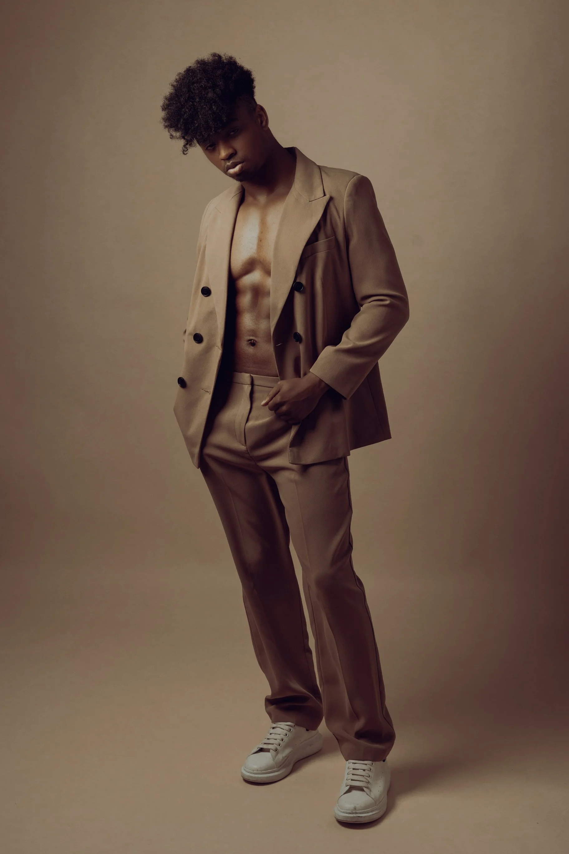 Fashion photography. vintage fashion photography. Manchester Studio fashion photography. Creative portrait photography. Debbie Ellis photographer Manchester. Model portfolio updates.  How to take stunning portraits with one light.