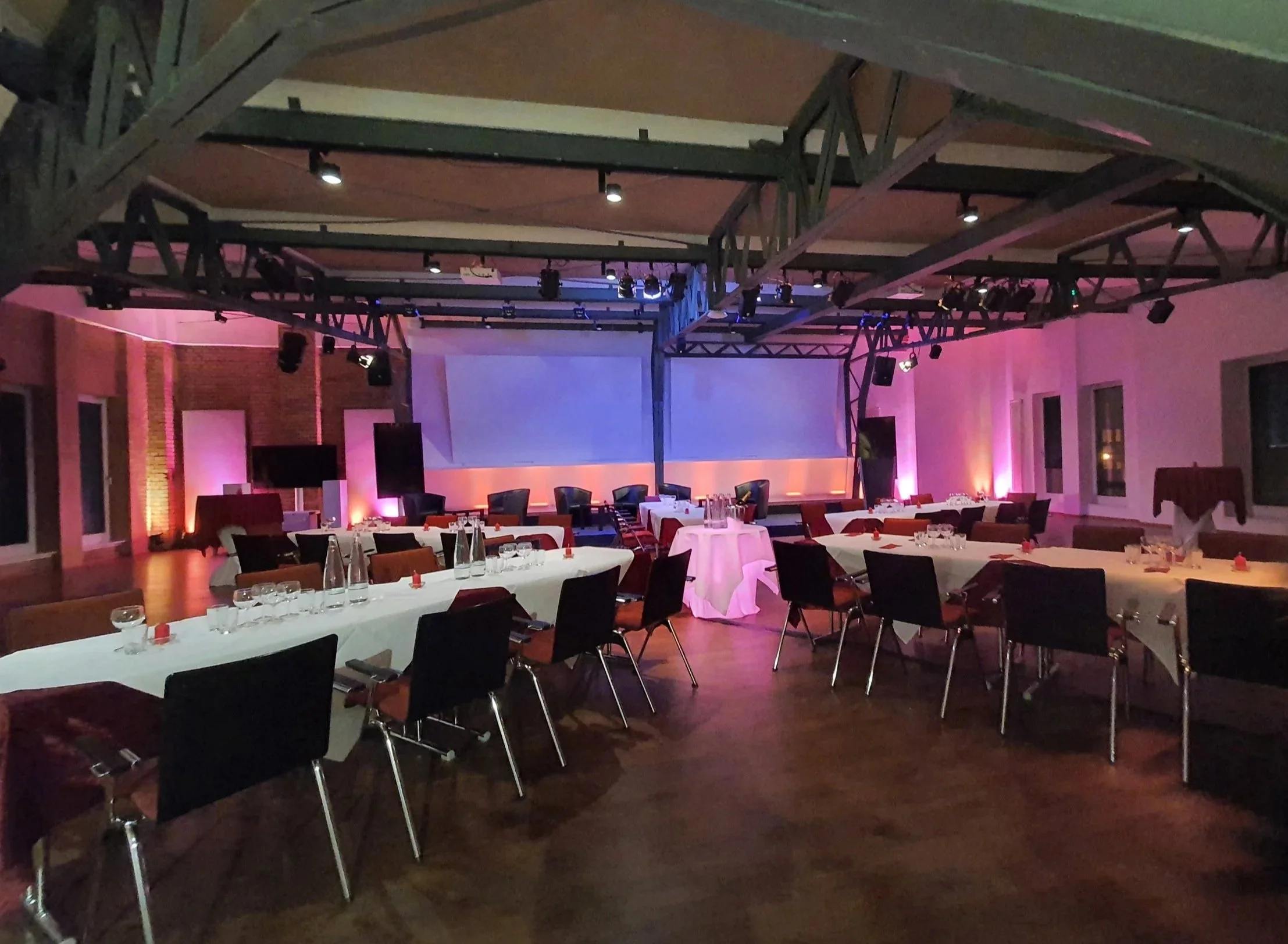 eventlocation-plenarsaal-berlin-fuer-tagungen-konferenzen-palisade-friedrichshain3.jpg