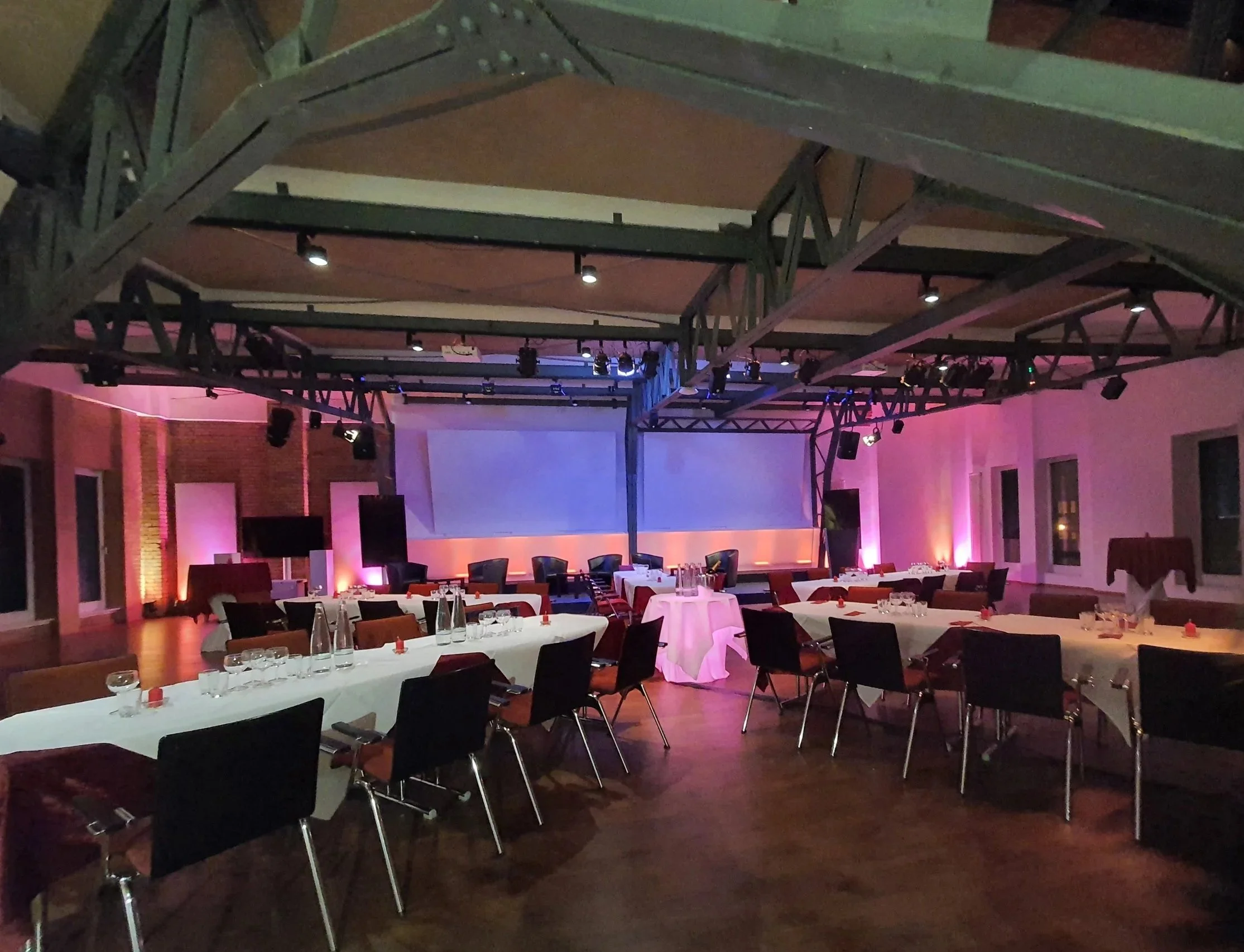 eventlocation-plenarsaal-berlin-fuer-tagungen-konferenzen-palisade-friedrichshain3.jpg