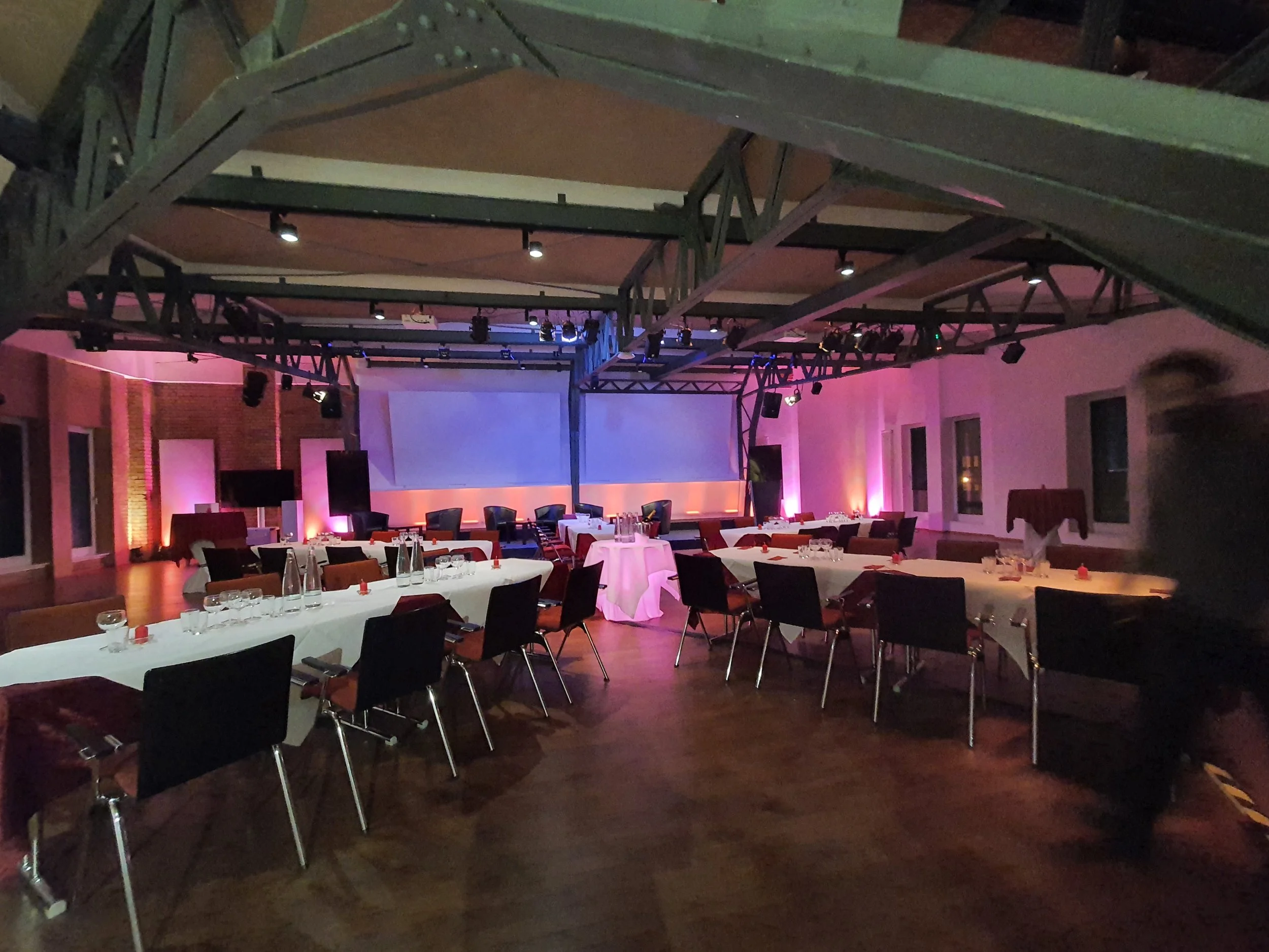 eventlocation-plenarsaal-berlin-fuer-tagungen-konferenzen-palisade-friedrichshain3.jpg