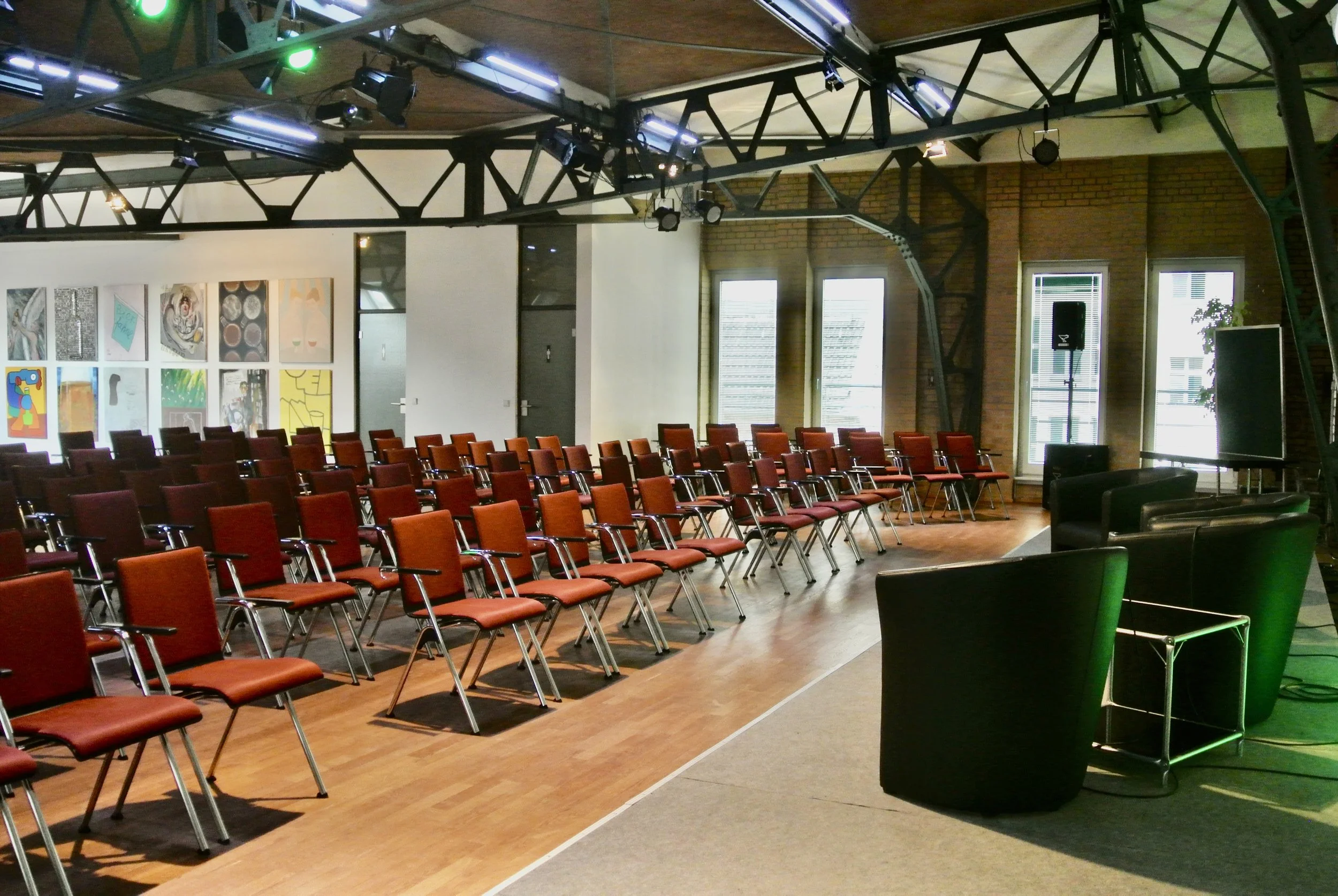 Sesselrunde mit Reihenbestuhlung