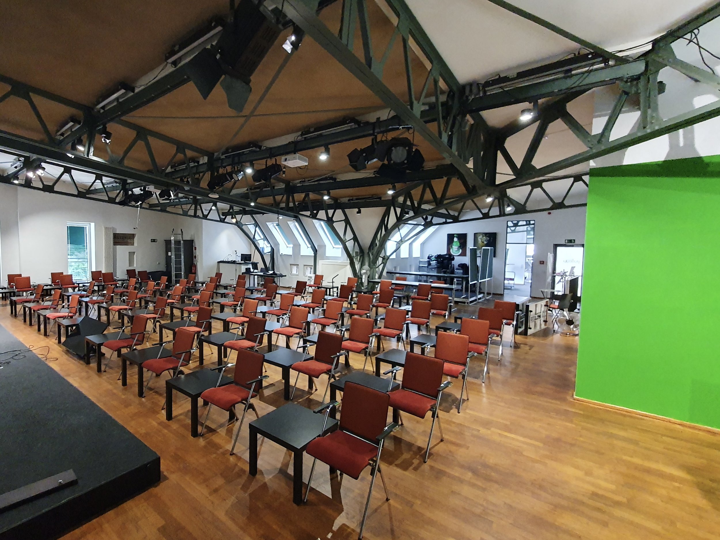 eventlocation-plenarsaal-berlin-fuer-tagungen-konferenzen-palisade-friedrichshain1.jpg