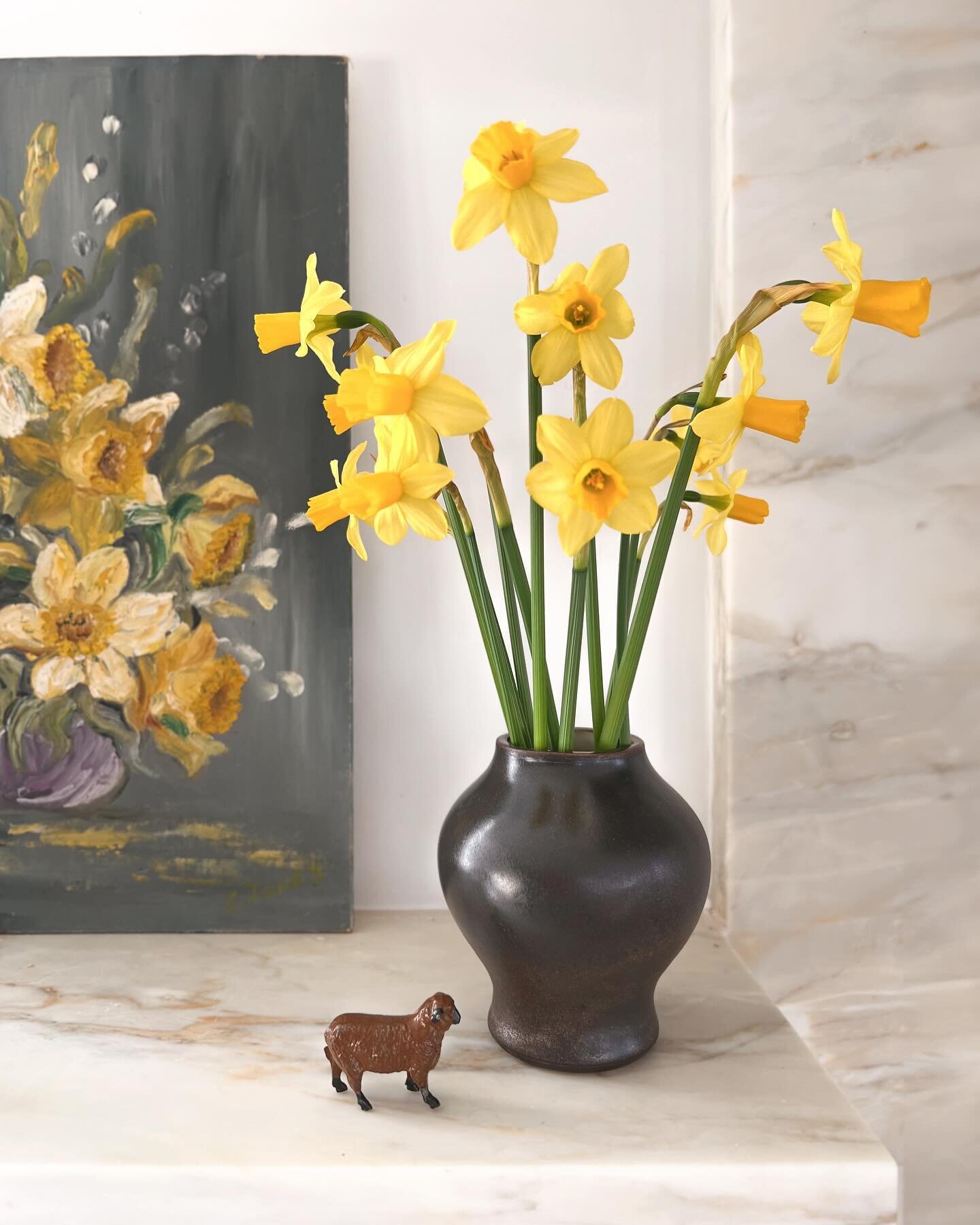 Spring ting 🐑 Pots at home @flowerchildfloral and @kbbrgr 

&mdash;&mdash;&mdash;
#ceramics #wheelthrownpottery #florist #interiordesign