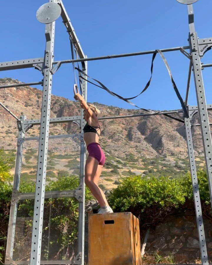 Muscle Ups + Handstands

Gymnastics Push &amp; Pull day here for @mariesteff 

#plakastrength #holidaygym #outdoorgym #gymnastics #handstand #muscleup #womensfitness
