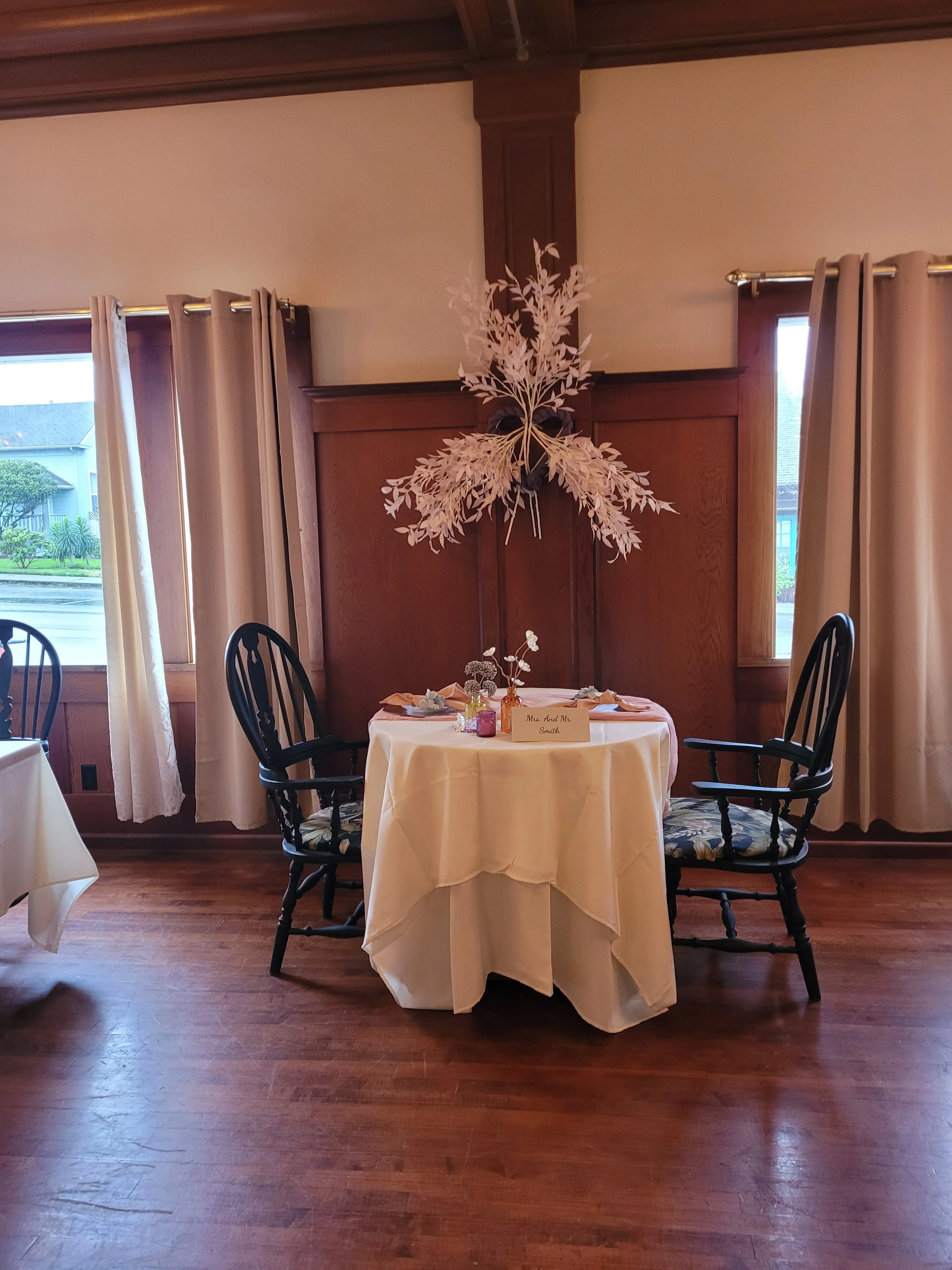 A Historic Hotel Near the Avenue of the Giants With Dining and Drinks