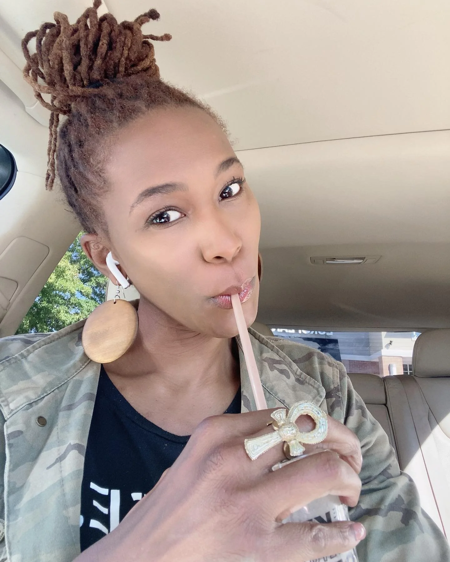 Just poppin in to say &ldquo;WHADDUP&rdquo; on a Sunday afternoon 🥰
*
*
*
Dassit! 
#love #postmassage #bliss #happy #healed #healthy #whole #sunday #sundayfunday #hello #whatitdo #life #ankh