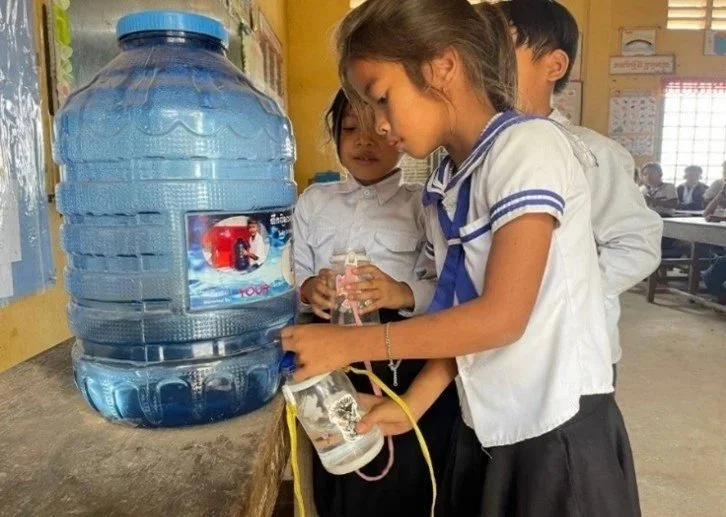 Children filling bottles from the dispenser