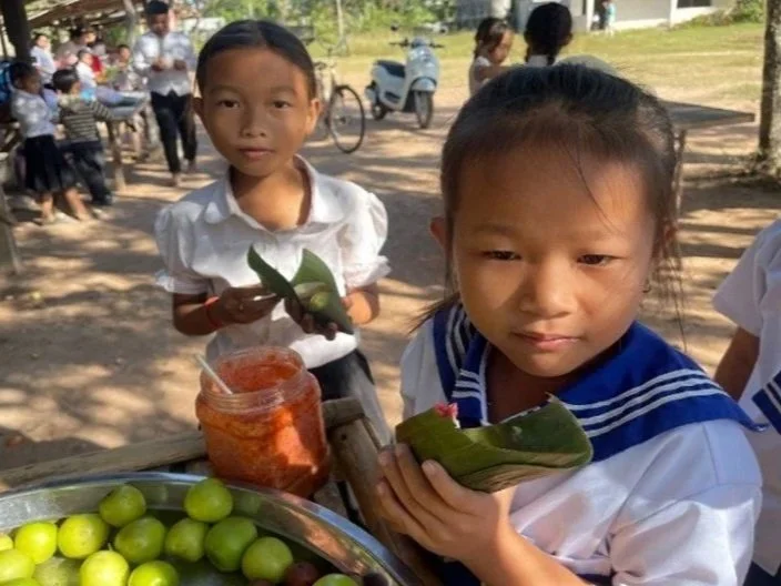 Using banana leave as food container