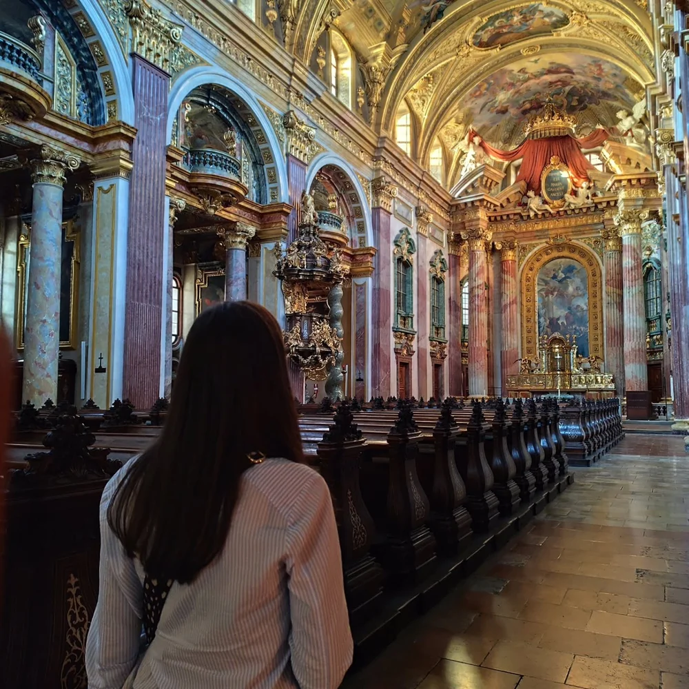 ✨ Viena a ritmo lento ✨
En este viaje decidimos recorrer la ciudad sin prisas, disfrutando de cada rinc&oacute;n.
Entre palacios y jardines, calles elegantes y rincones verdes, descubr&iacute; que Viena tambi&eacute;n invita a detenerse, observar y s