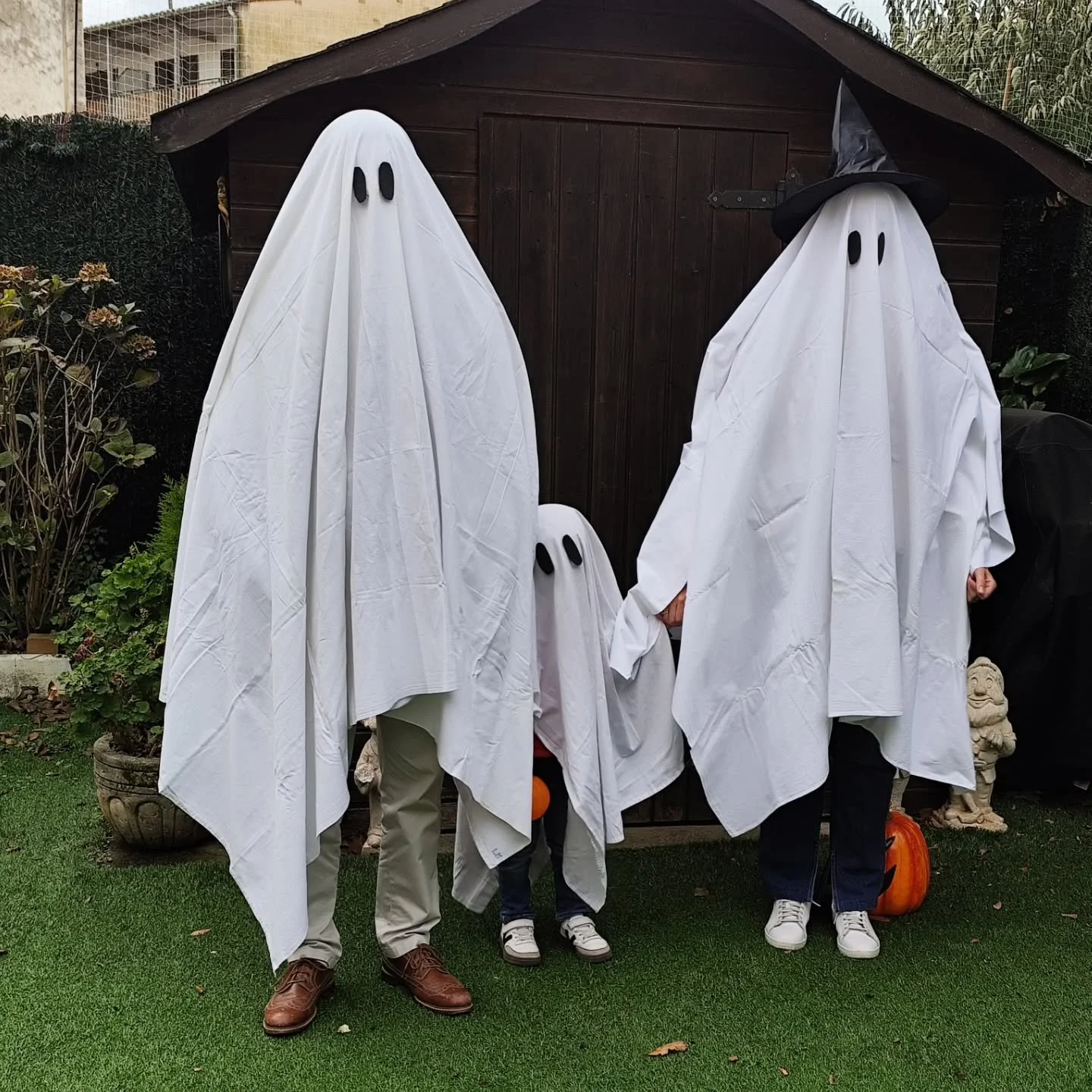 Happy Halloween! Un año más celebrando  en familia 👻
Me encanta ver cómo cada año cambia todo un poquito: los disfraces, las caras, las risas… pero la ilusión sigue siendo la misma 💜
Que paséis una