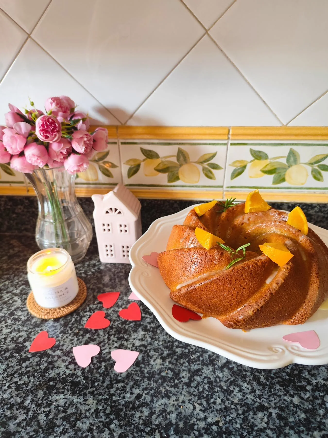 Hay algo profundamente especial en celebrar el amor en casa.

Este a&ntilde;o no hemos reservado mesa ni comprado flores a &uacute;ltima hora. He preferido encender el horno, batir mantequilla con az&uacute;car y llenar la cocina de ese aroma dulce a