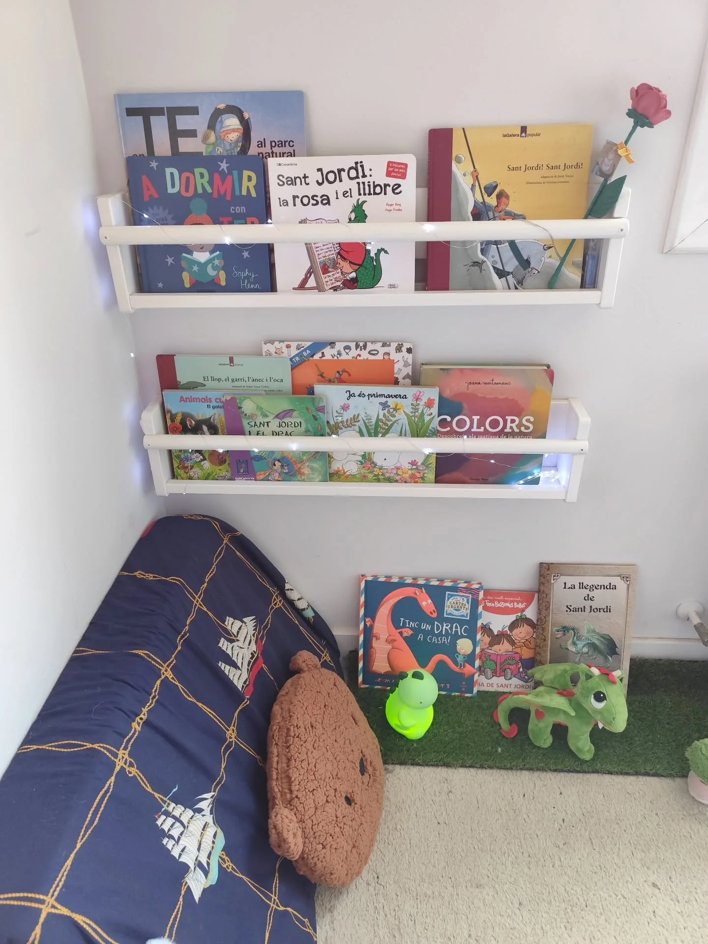 Librer&iacute;a Abril Vol. 2

Peque&ntilde;os rincones que se llenan de magia 🌹📚🐉

As&iacute; ha quedado su rinc&oacute;n de lectura para Sant Jordi: dragones, leyendas, rosas y cuentos esperando ser descubiertos.

Hoy celebramos una de las tradic