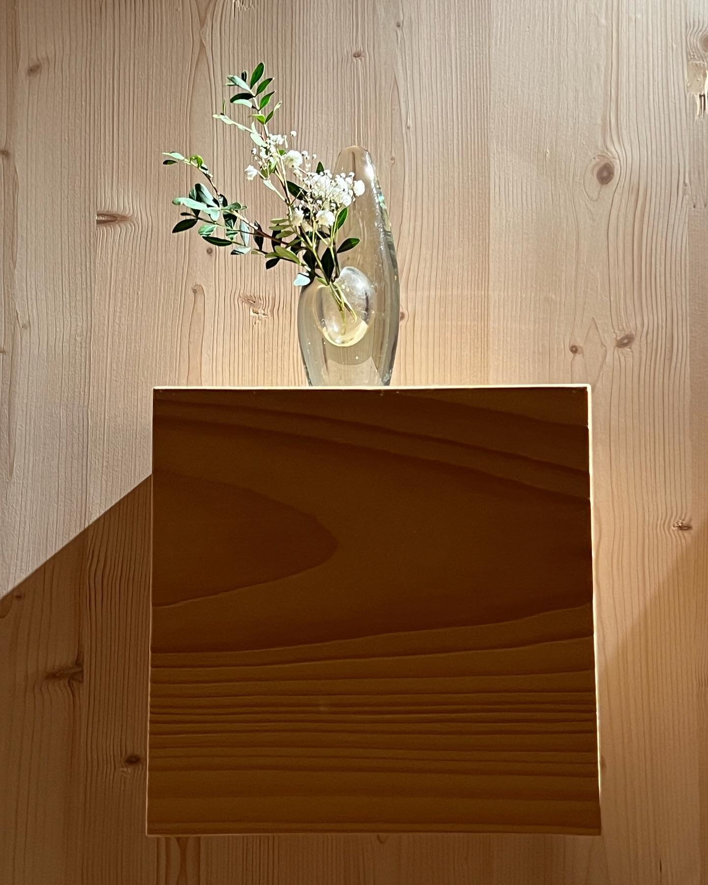 Cube shelf by @heikki.paso, Orchid vase by Timo Sarpaneva