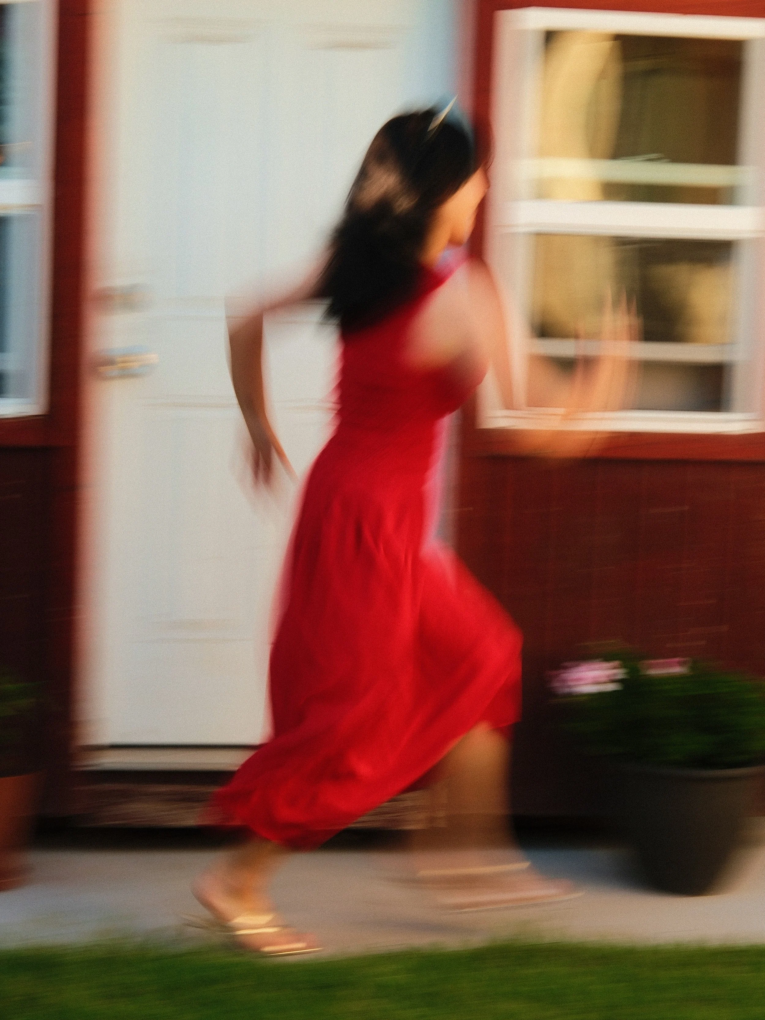 the blurry images are always the 🏃🏻&zwj;♀️ #fujixt30ii

Swipe for more bts 📸

.
.
.
.
#lafashionphotographer #productphotography #behindthescenes #fujicamera