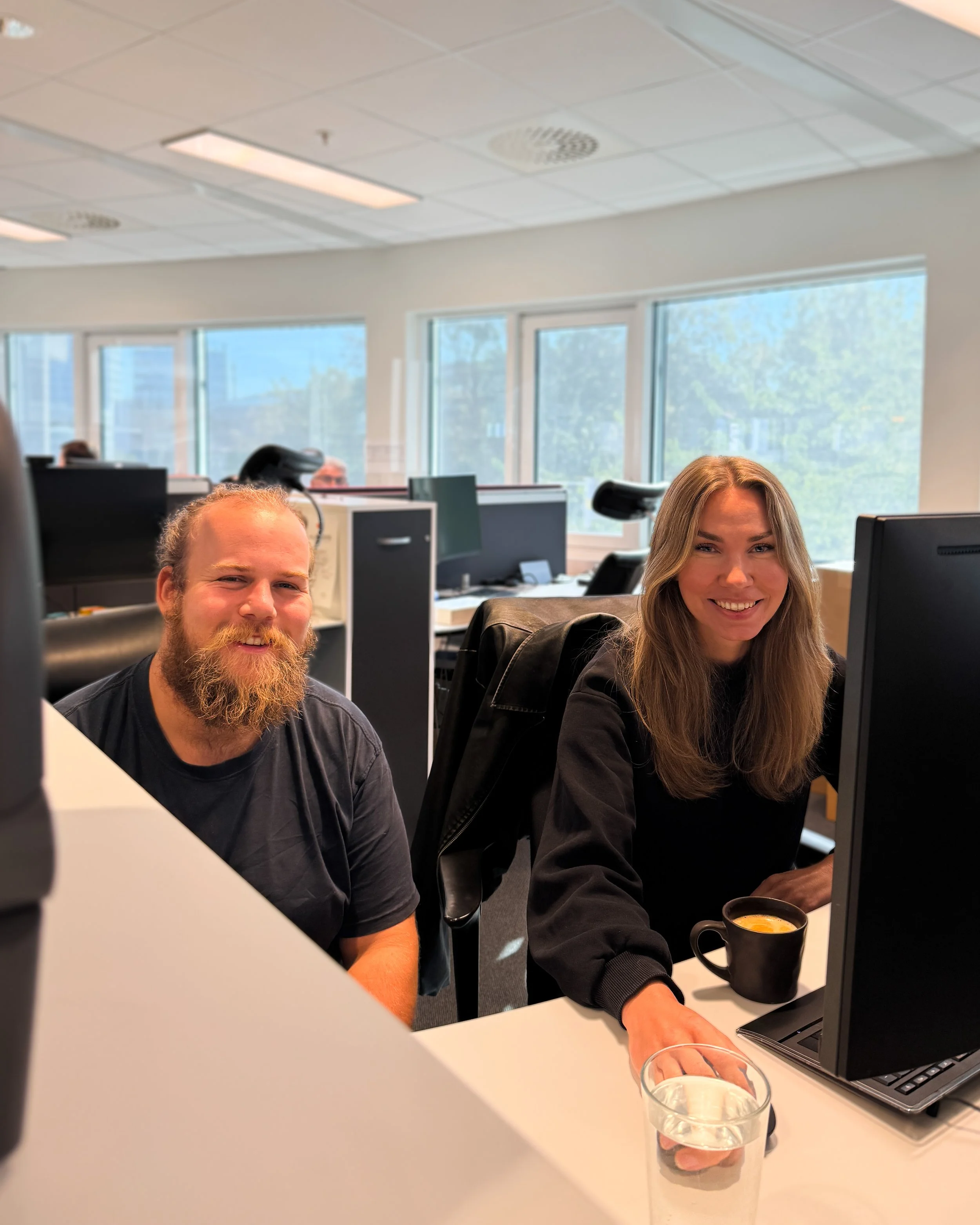Celine og Trygve på Garnes data kontoret