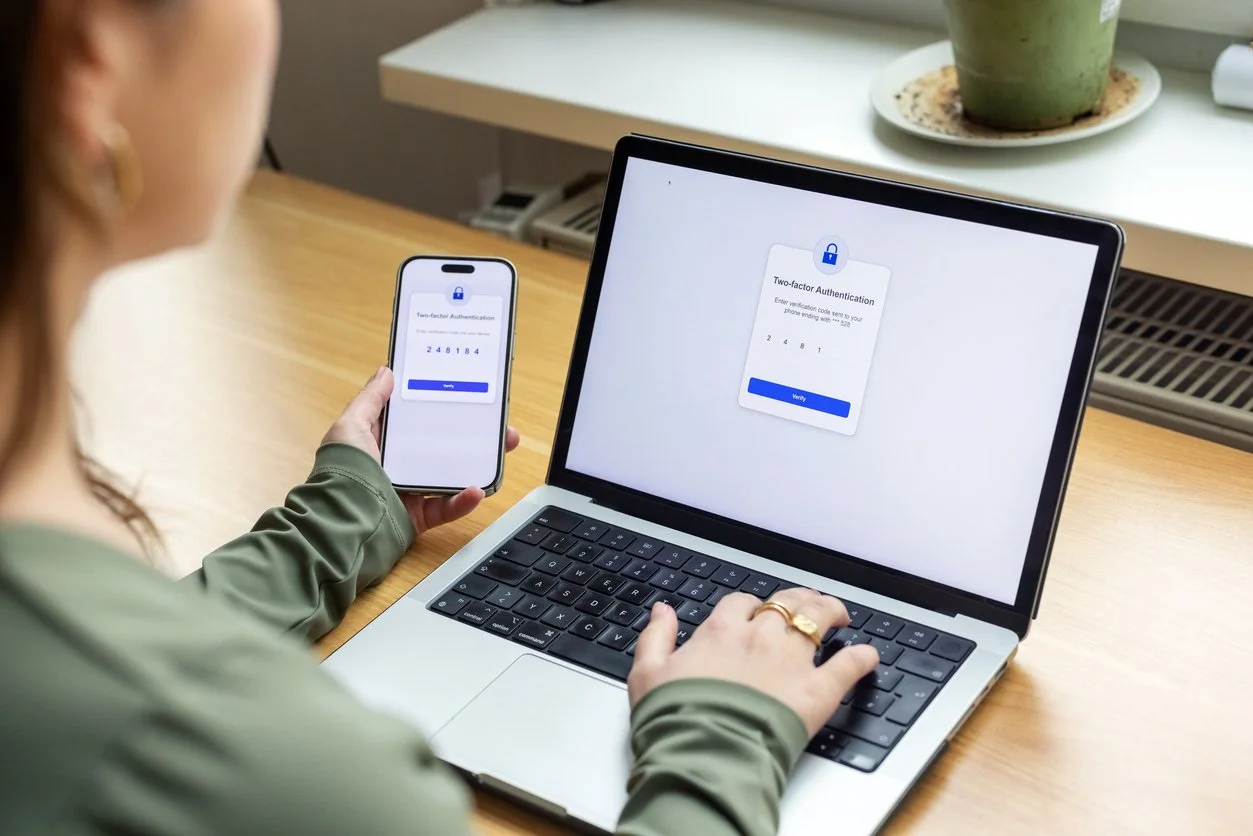 En mobil og datamaskin med passord sikkerhet