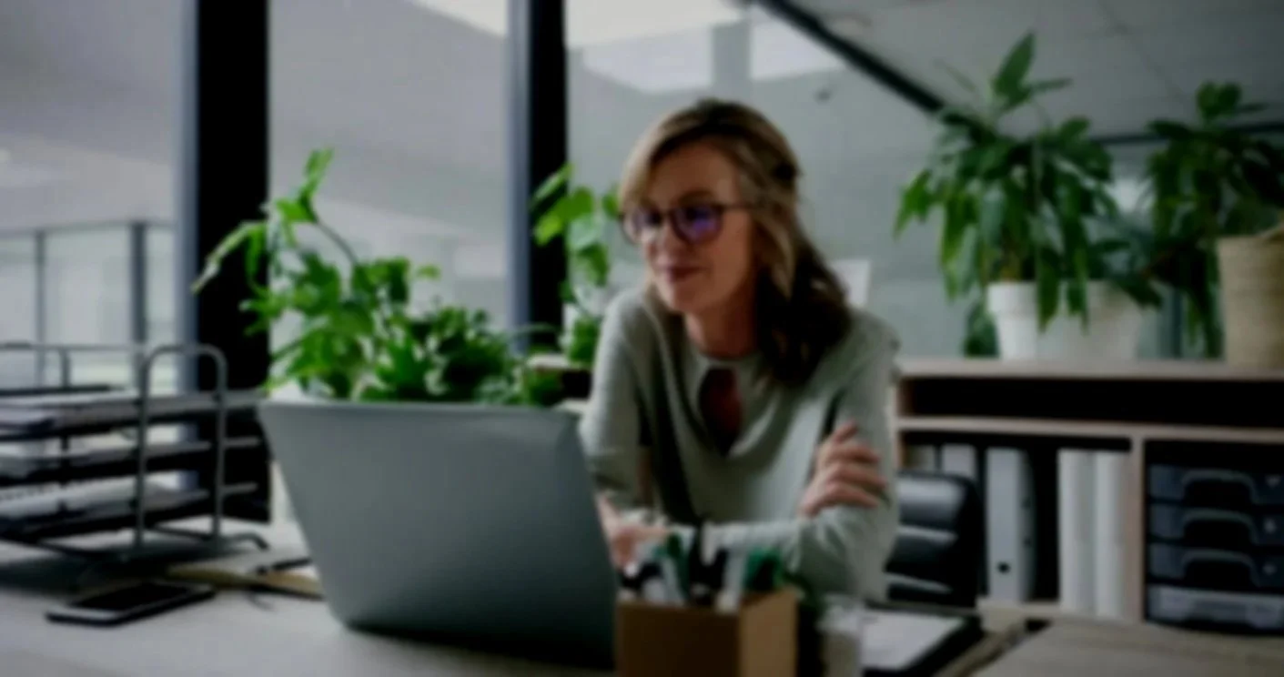 Kvinne som bruker Copilot som Sparrepartner etter hjelp fra IT-rådgiver Garnes Data