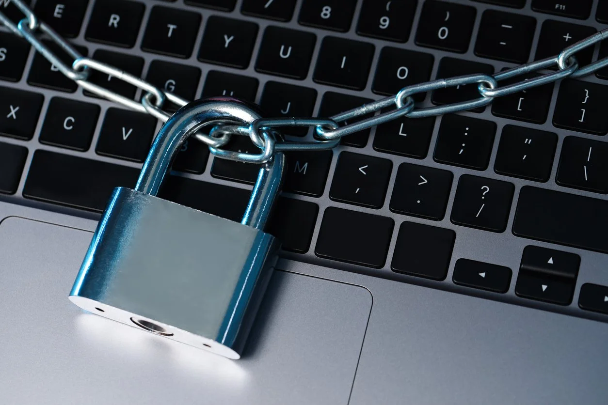 Hva er datasikkerhet – Illustrasjon av digital beskyttelse og datasikring i 2026