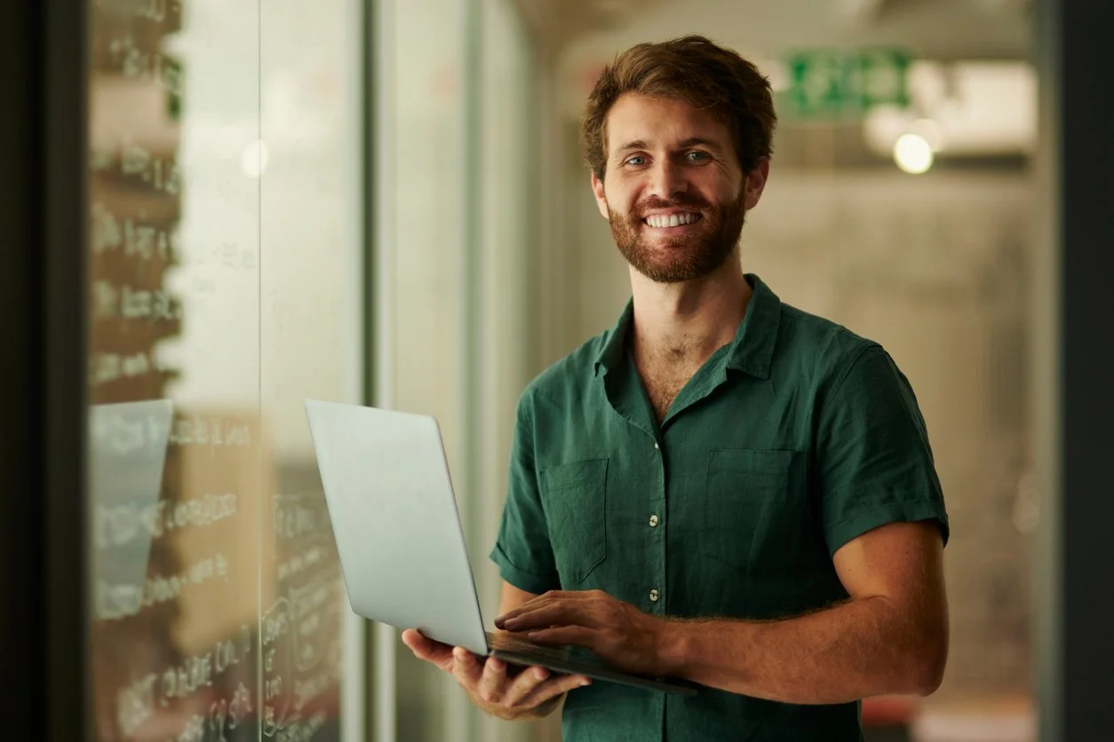 Mann som holder PC og tar backup