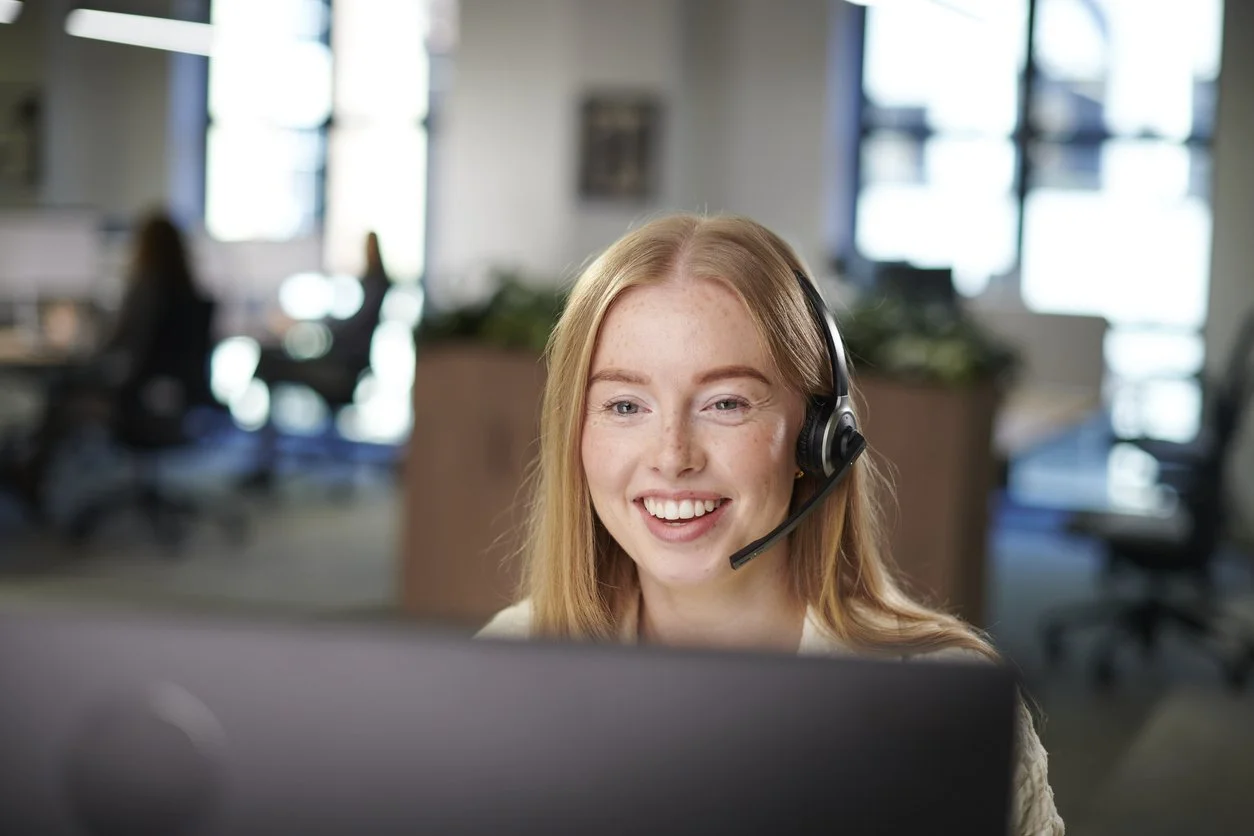 Smilende kvinne som utfører IT-support